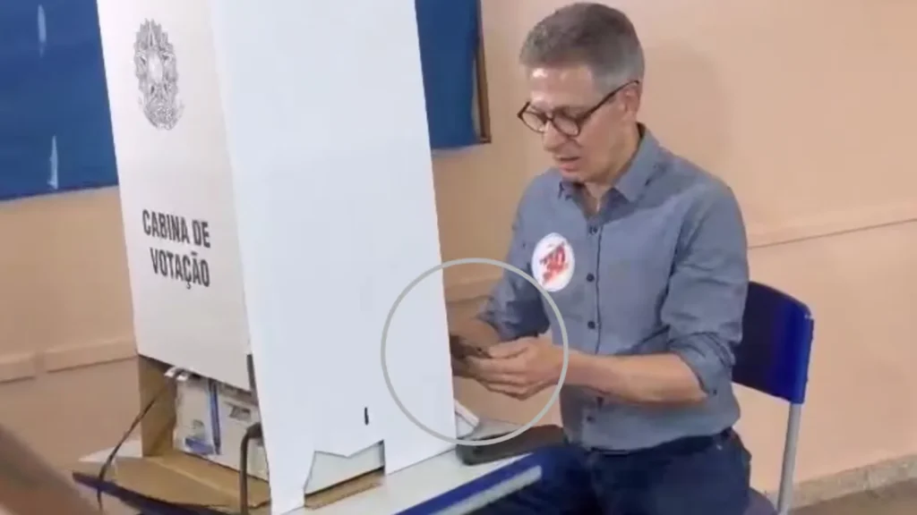 Zema entra com celular na cabine, diz que não foi alertado e TRE apura