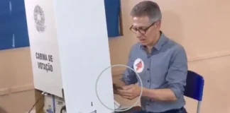 Zema entra com celular na cabine, diz que não foi alertado e TRE apura
