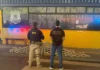 500 balas de fuzil e 100 quilos de super maconha escondidos em compartimento de carreta