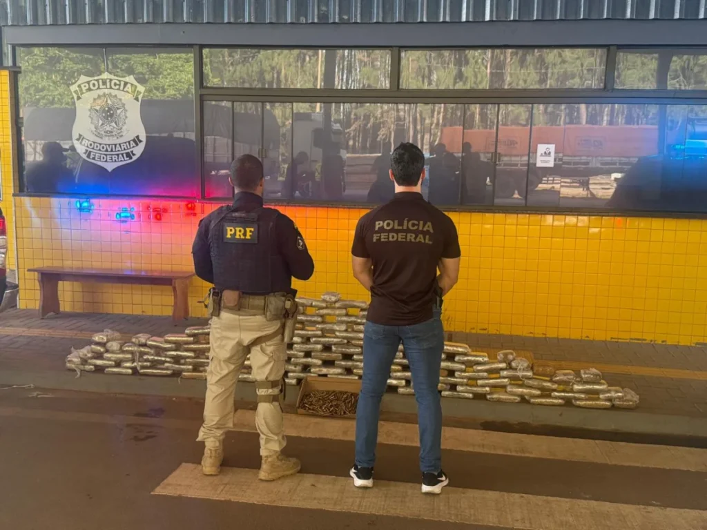 500 balas de fuzil e 100 quilos de super maconha escondidos em compartimento de carreta