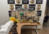 Civil apreende 146 kg de drogas, pequeno arsenal de nove armas e munições. Mas traficantes fogem