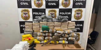 Civil apreende 146 kg de drogas, pequeno arsenal de nove armas e munições. Mas traficantes fogem