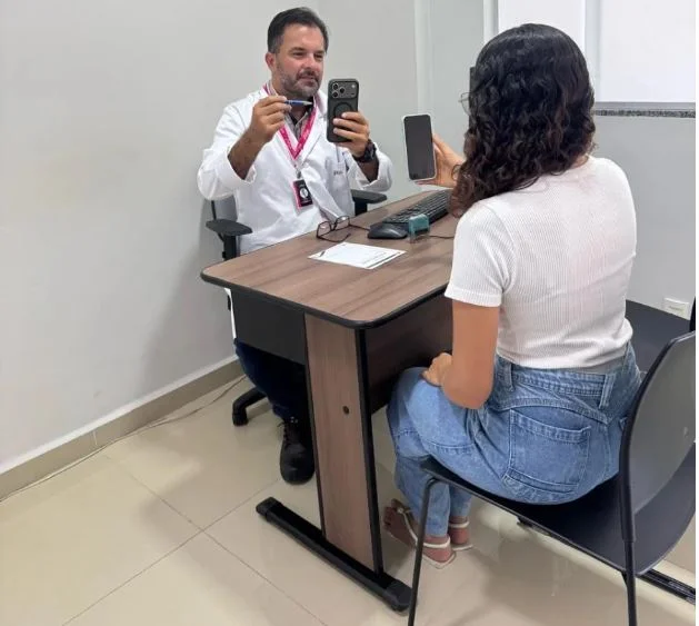Uso prolongado de telas pode sobrecarregar músculos e provocar dor no pescoço, ombros e mãos