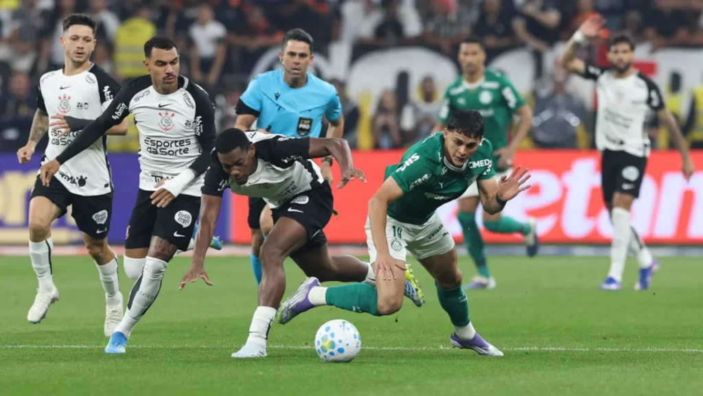 Clássicos da rodada deste domingo no Brasileirão impactam tabela no topo e na ponta