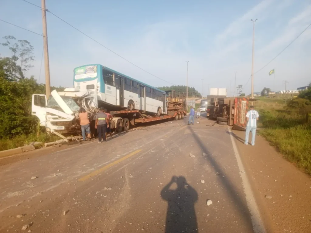 Para não esmagar mulheres na BR 364, motorista tomba carreta e blocos de concreto atingem outra