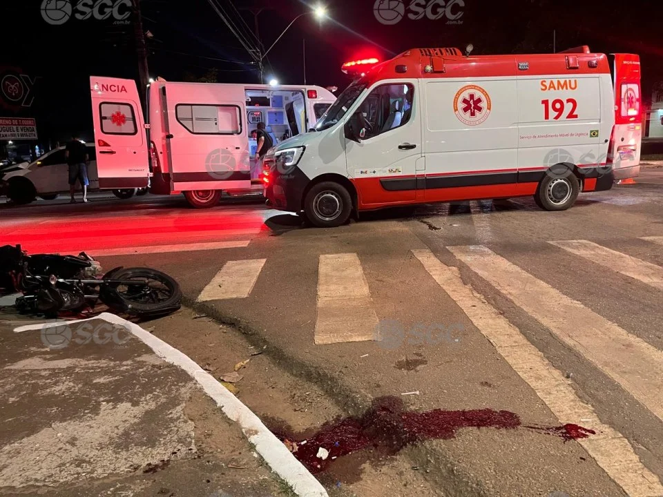 Moto bate na traseira de carro, mulher cai e é esmagada por caminhão, na Carlos Gomes (vídeo)