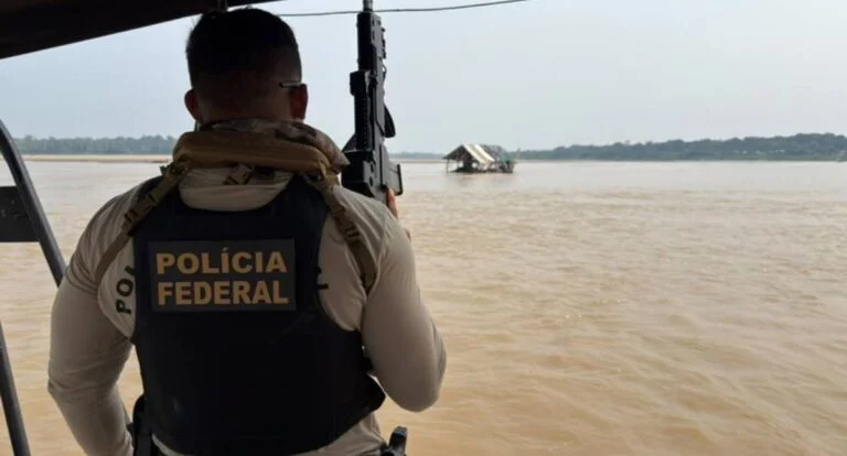 Polícia Federal e Ibama destroem pelo 15 dragas de garimpo ilegal, em operação no Rio Madeira