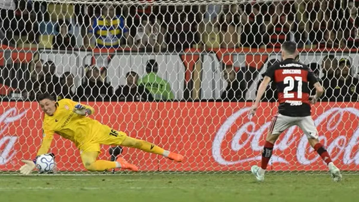 muslera-defende-tres-penaltis-elimina-flamengo-e-leva-estudiantes-a-final-foto-andre-durao_widexl