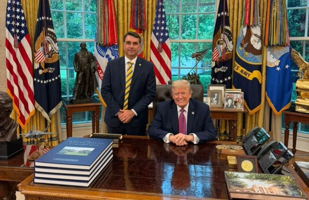 Advogado ligado a Trump diz que EUA retiraram Flávio Bolsonaro do Brasil: "chegou em segurança"