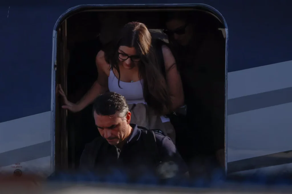 Flávio Bolsonaro e família desembarcam em Miami, nos EUA, nesta manhã