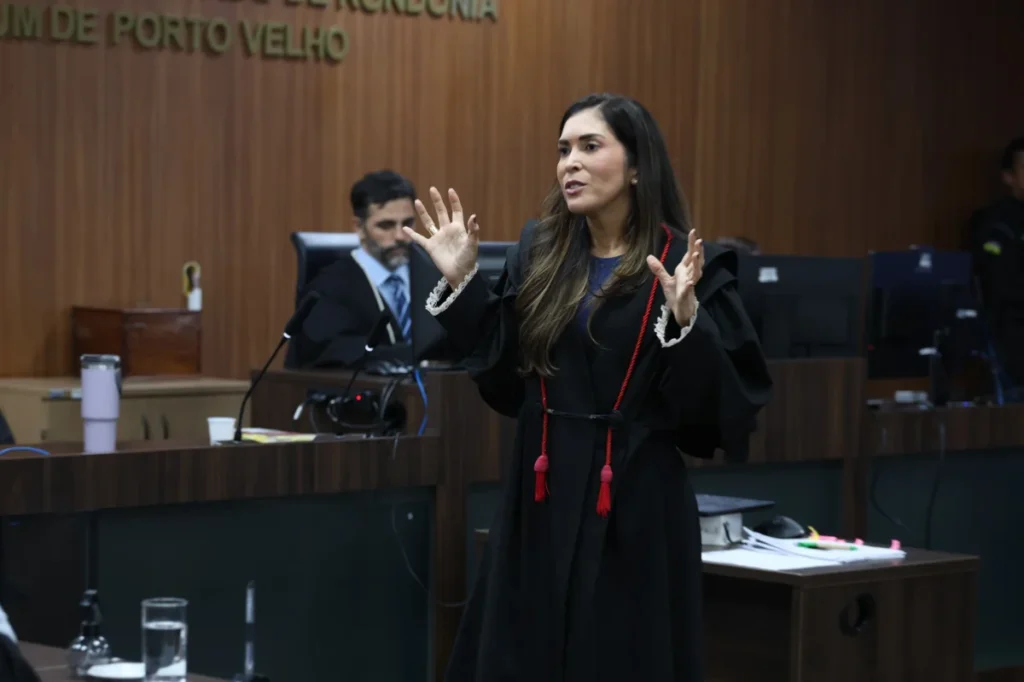 Júri condena a 21 anos de prisão jovem que matou 'amigo' com tiros nas costas, no meio do trânsito