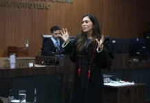 Júri condena a 21 anos de prisão jovem que matou ‘amigo’ com tiros nas costas, no meio do trânsito